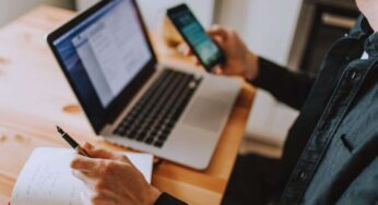 Hai sempre la stessa foto profilo su Whatsapp? Lo psicologo rivela il vero significato