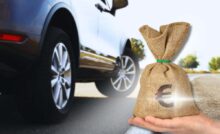 sacchetto euro in mano e auto