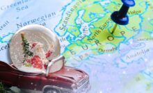 Mappa con Europa e omino babbo Natale in auto