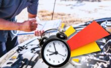 meccanico fa revisione auto e sveglia